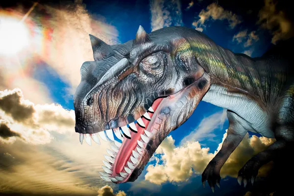 Assustador Dino Tyrannosaurus Rex em um céu escuro — Fotografia de Stock