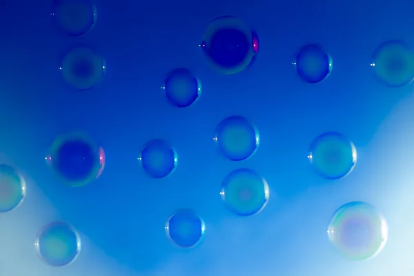 Soplando burbujas de jabón en el cielo y las nubes — Foto de Stock