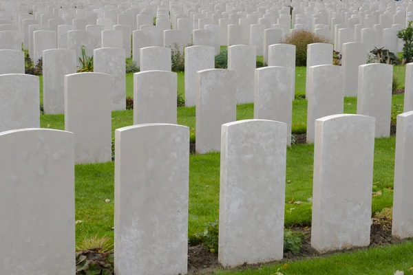Tyne barnsäng kyrkogården första världskriget Flandern Belgien — Stockfoto