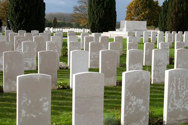 Soldaten des großen Kriegsfriedhofs flankieren Belgien — Stockfoto