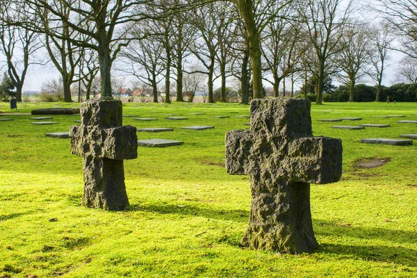 Niemiecki cmentarz friedhof we Flandrii pola menen, Belgia — Zdjęcie stockowe