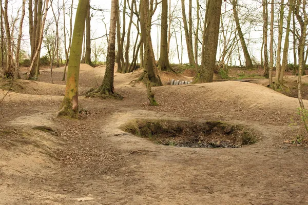 Krater auf dem Schlachtfeld 1. Weltkrieg flankiert Felder — Stockfoto