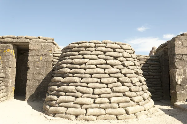 带刺的铁丝网和沙袋世界大战一个战壕里 — 图库照片