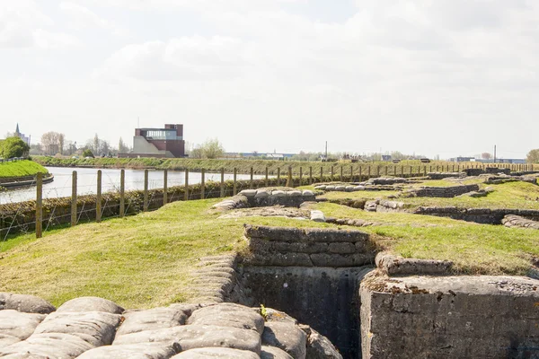 Loopgraven met prikkeldraad en zandzakken Wereldoorlog een — Stockfoto