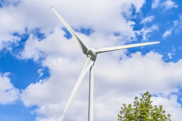 Éolienne dans le ciel nuages bleus — Photo