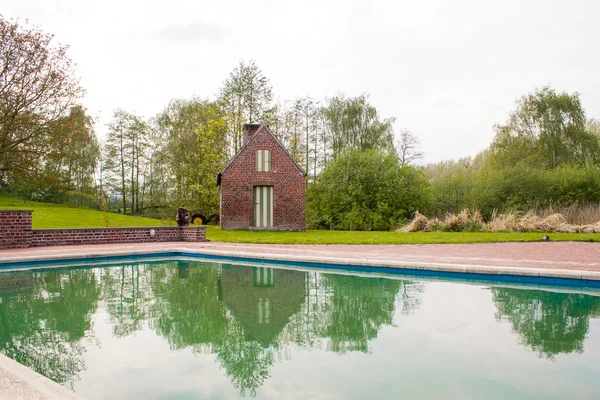 Gamla tegelhus gård med pool — Stockfoto