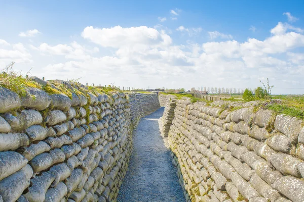 Trinchera bolsas de arena de la guerra mundial y cielo azul —  Fotos de Stock