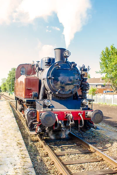 Eski vintage buhar tren rayları sürücüde — Stok fotoğraf