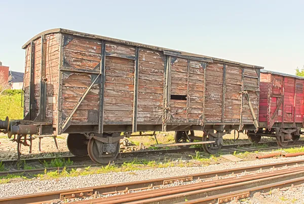 Raylar üzerinde eski vintage tren vagonu — Stok fotoğraf