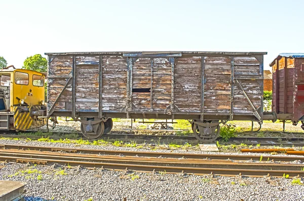 Viejo vagón de tren de la vendimia en los carriles — Foto de Stock