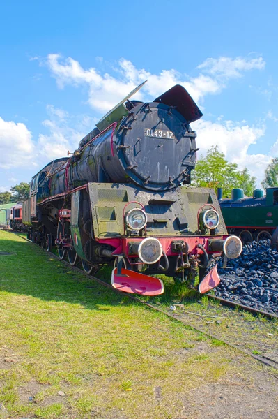 Vieux train à vapeur vintage sur les rails — Photo