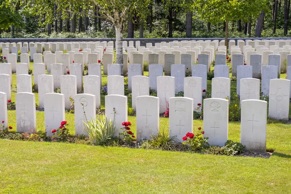 Neuer britischer Friedhof 1. Weltkrieg flankiert Felder — Stockfoto