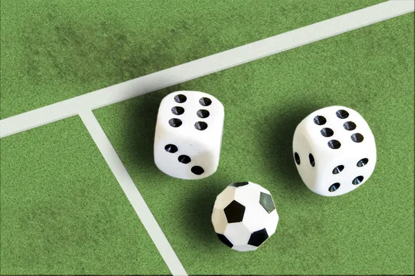 Gokken met dobbelstenen en voetbal win geld — Stockfoto