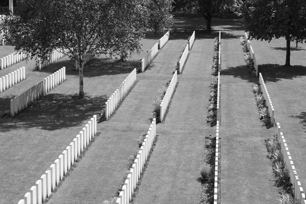 Neuer britischer Friedhof 1. Weltkrieg flankiert Felder — Stockfoto