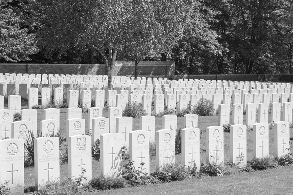 Neuer britischer Friedhof 1. Weltkrieg flankiert Felder — Stockfoto