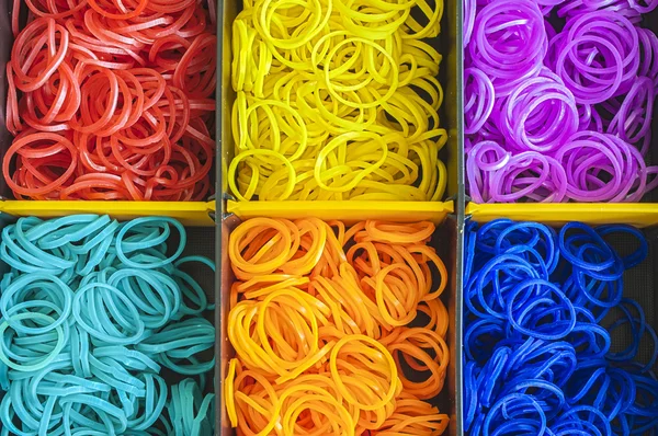 ボックスの色鮮やかなレインボー織機輪ゴム — ストック写真