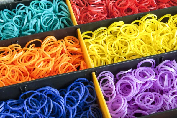 Coloridas bandas de goma del telar del arco iris en una caja — Foto de Stock