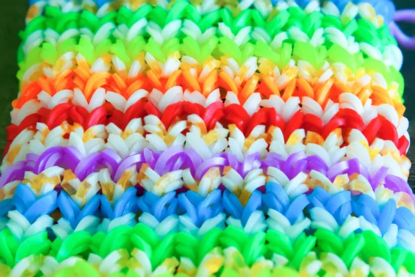Grande faixa de arco-íris de borracha colorida feita em tear — Fotografia de Stock