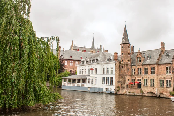 Canales y casas de ladrillo de Brujas en Bélgica Flandes —  Fotos de Stock