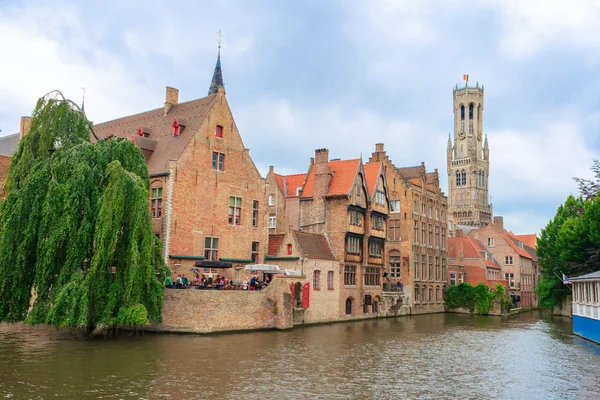 ベルギーのフランダースのブルージュの運河やレンガ住宅します。 — ストック写真