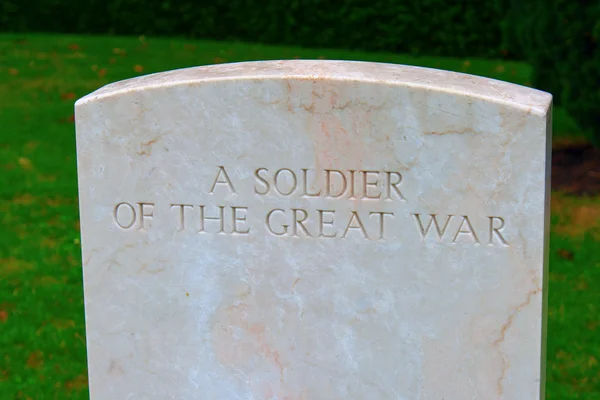 A soldier of the great war Bedford house cemetery. — Stock Photo, Image