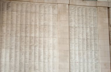 ypres menin kapısı memorial düşen askerlerin isimlerini gösteren.