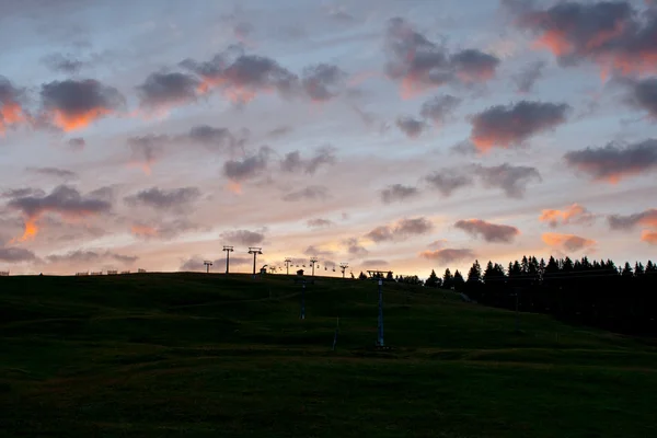 Nacht in den Bergen mit Seilbahn — Stockfoto