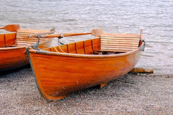 Roeiboot aan de rand van het meer — Stockfoto