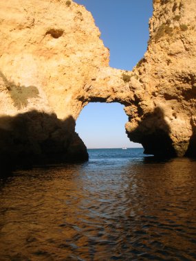 Denizde kayalar