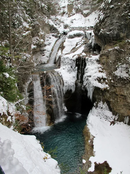 Cascada en la nieve 1 — Foto de Stock