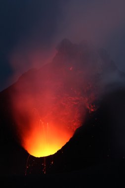 bir yanardağ volkan patlama