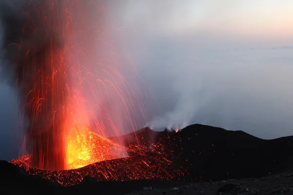 Volcán Erupción de un volcán —  Fotos de Stock