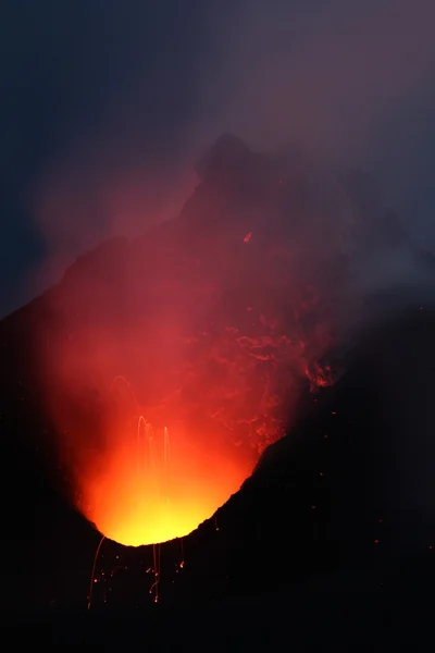Bir yanardağ volkan patlama — Stok fotoğraf