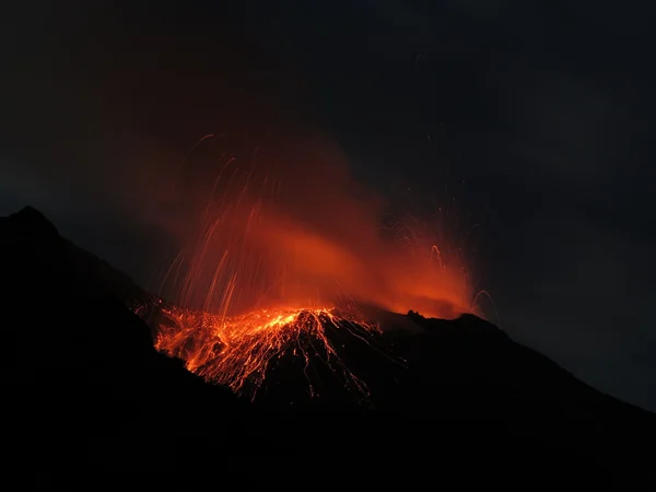 bir yanardağ volkan patlama