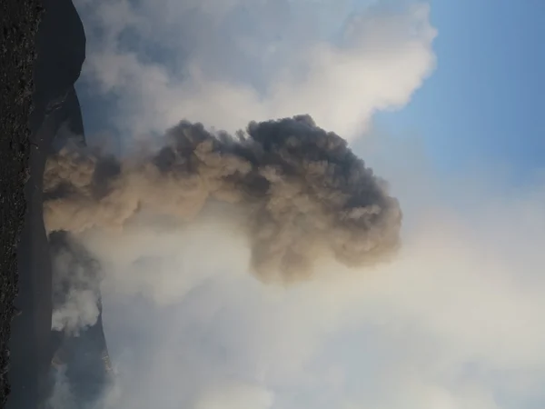 Vulkaanuitbarsting van een vulkaan — Stockfoto