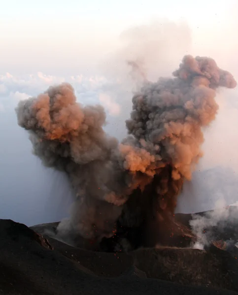 bir yanardağ volkan patlama