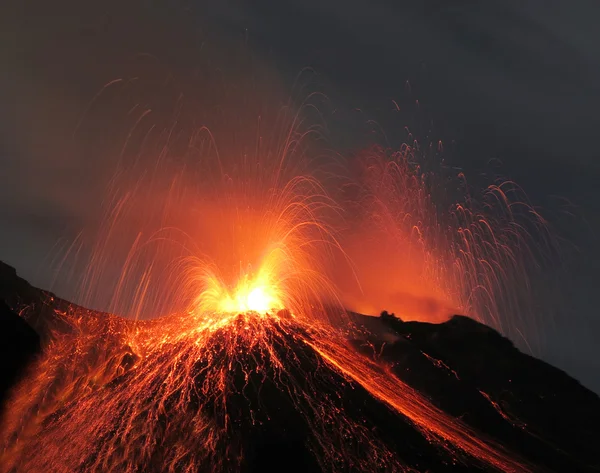 Stromboliska utbrott vulkan — Stockfoto
