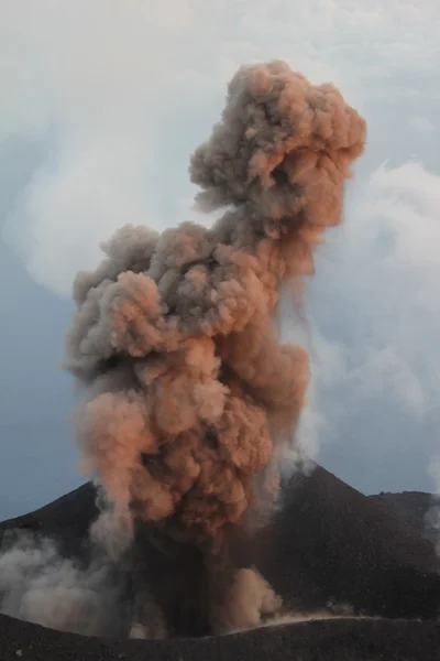 Vulcão Stromboli erupção vulcânica — Fotografia de Stock