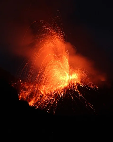Stromboli vulkaan vulkanische uitbarsting — Stockfoto