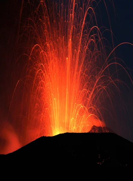 Erupción volcánica del volcán Stromboli — Foto de Stock