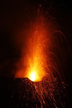 Volkan eruptingwith strombolian Erüpsiyonu