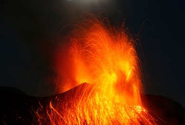 Patlayan volkan Vulkanausbruch bei Nacht