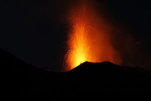 Volkan eruptingwith strombolian Erüpsiyonu