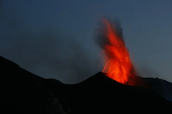 Volkan eruptingwith strombolian Erüpsiyonu