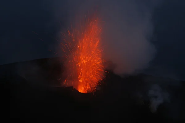 Volcano eruptingwith Strombolian eruption — Stock Photo, Image