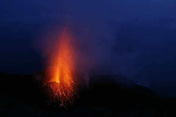 Volcán en erupción con erupción de Strombolian —  Fotos de Stock