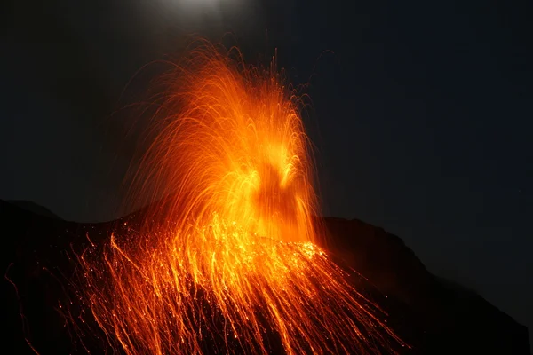 Volcano eruptingwith Strombolian eruption — Stock Photo, Image