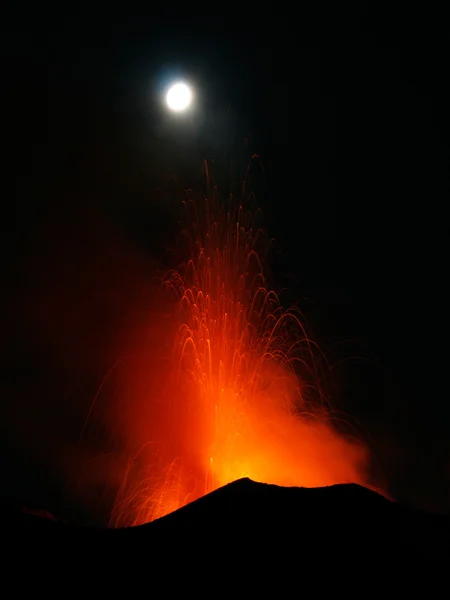 Vulkanausbruch mit strombolianischem Ausbruch — Stockfoto