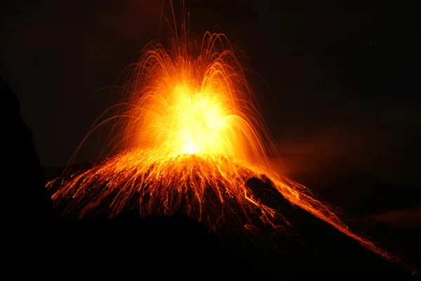 Vulkanausbruch mit strombolianischem Ausbruch — Stockfoto