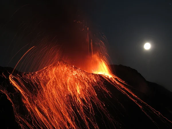 Strombolian volkanı Stromboli patlaması